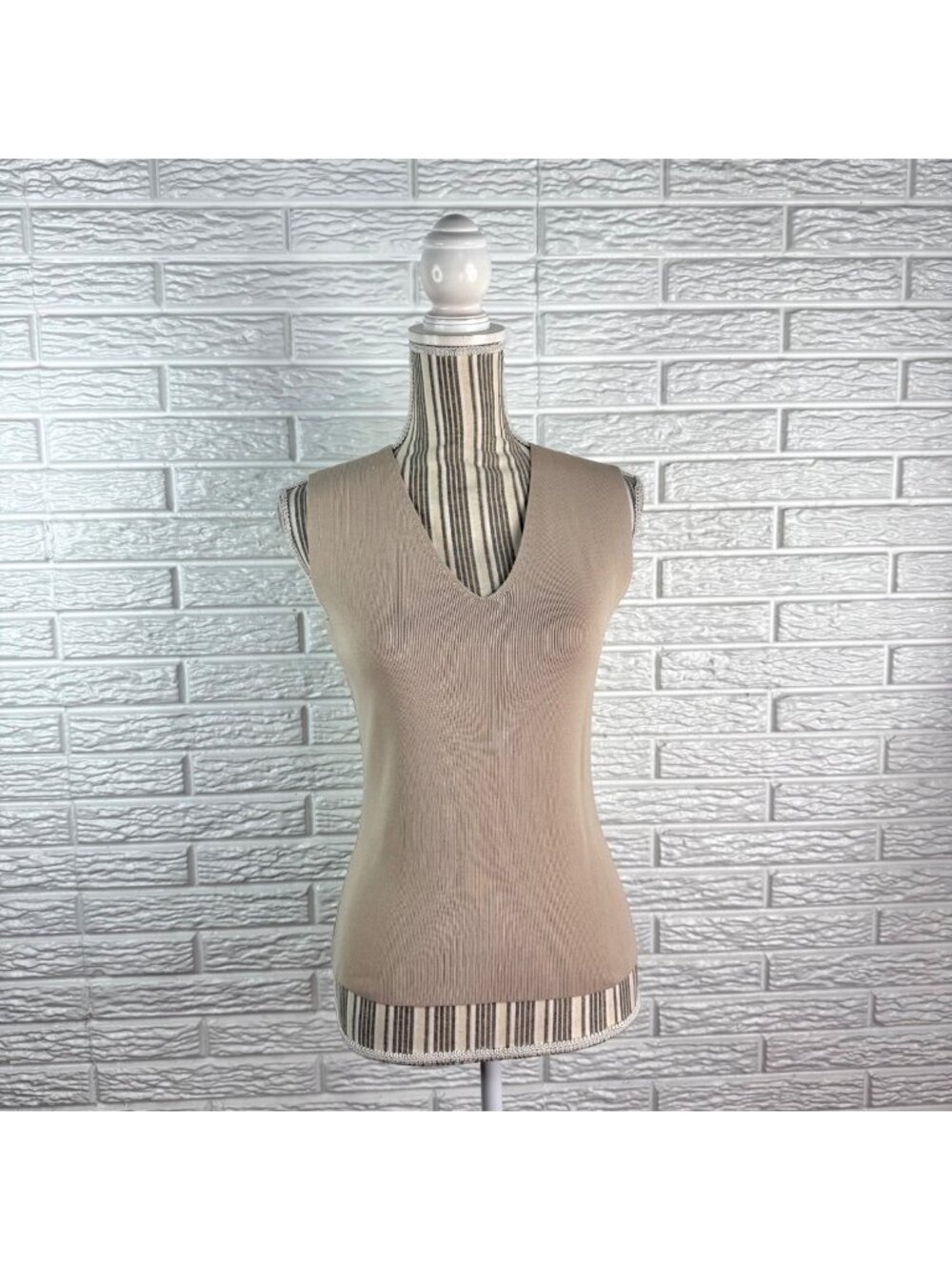 Escio Tan Ribbed-Knit Sleeveless Sweater Vest V-Neck Form-Fitting Size Small
